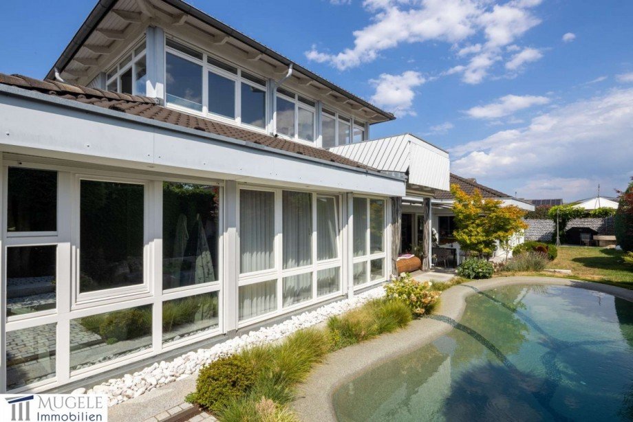 Hausansicht mit Pool und Garten Einfamilienhaus Nufringen