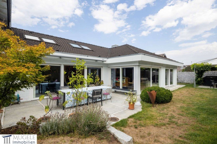 Gartenansicht mit gro�z�giger Terrasse Einfamilienhaus Nufringen